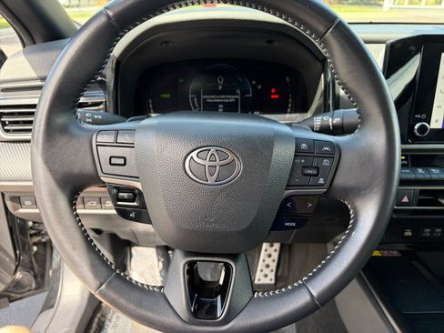 Used 2025 Toyota Camry SE FWD image 12