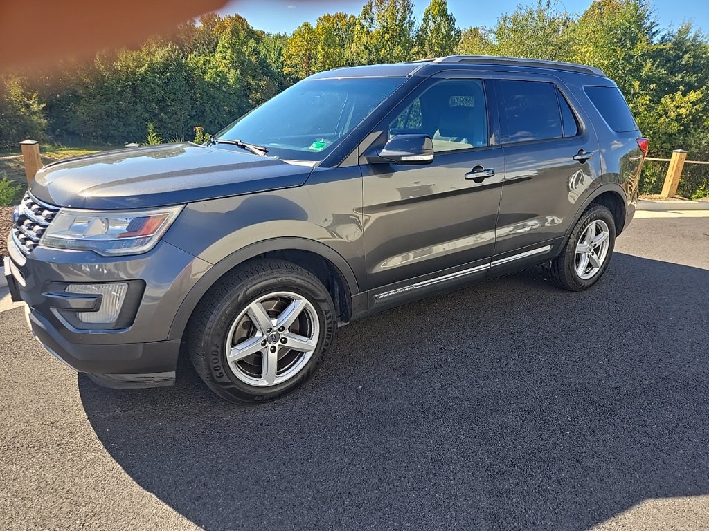 Used 2016 Ford Explorer XLT w/ Equipment Group 202A AWD/4WD image 1