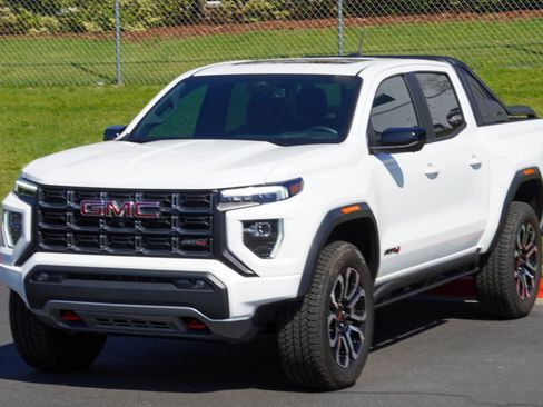Used 2025 GMC Canyon AT4 w/ Nightfall Edition AWD/4WD image 5