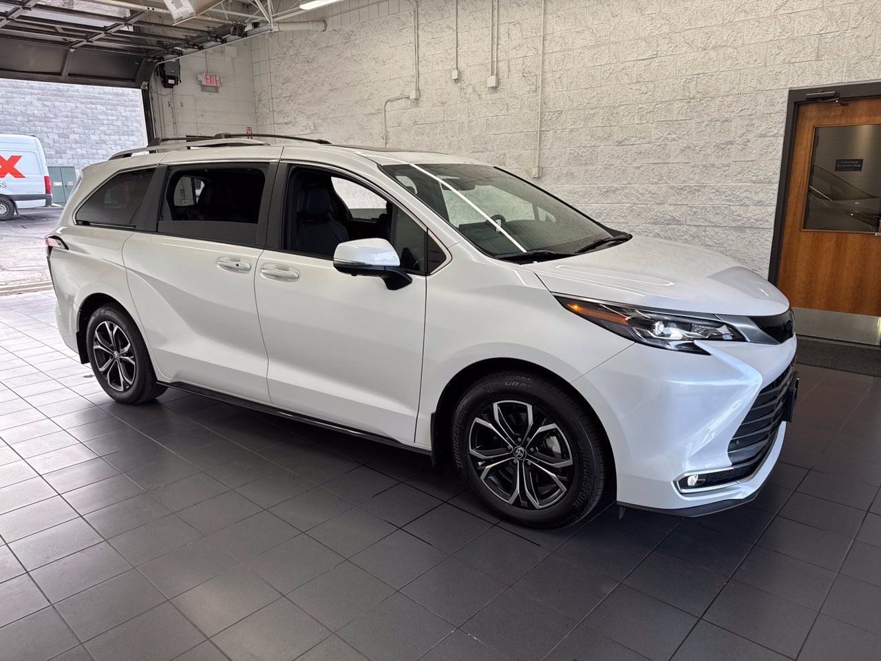 Used 2025 Toyota Sienna Platinum AWD/4WD image 1