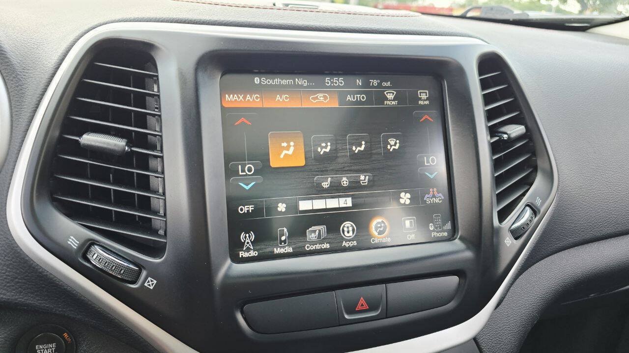 Used 2018 Jeep Cherokee Trailhawk AWD/4WD image 19
