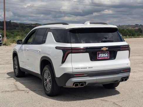 Used 2024 Chevrolet Traverse LT image 8