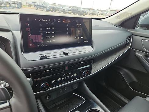 Used 2025 Nissan Rogue Platinum w/ Platinum Premium Package image 18