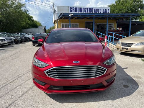 Used 2017 Ford Fusion SE w/ Fusion SE Technology Package FWD image 2