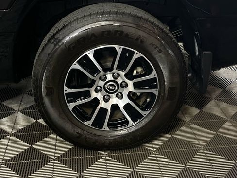 Used 2024 Nissan Titan SV w/ SV Convenience Package image 12