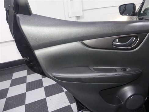 Used 2021 Nissan Rogue Sport S image 25