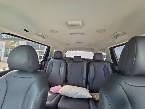 Used 2024 Kia Carnival EX FWD image 9