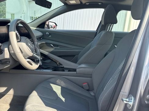 Used 2025 Hyundai Elantra SEL FWD image 4