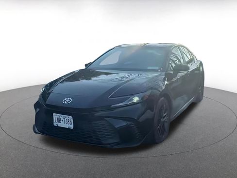 Used 2025 Toyota Camry SE image 4