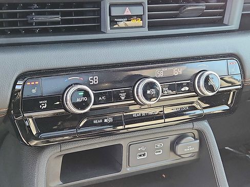 Used 2025 Honda Pilot TrailSport image 15