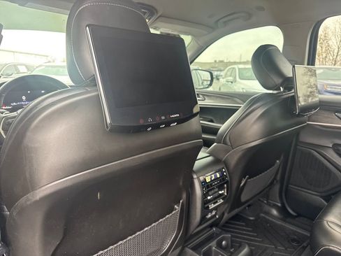 Used 2023 Jeep Grand Cherokee L Limited w/ Luxury Tech Group II image 18