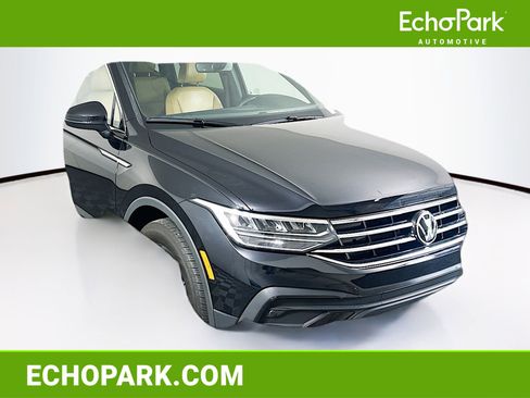 Used 2024 Volkswagen Tiguan SE w/ Panoramic Sunroof Package FWD image 1