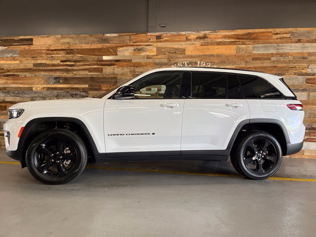 Used 2023 Jeep Grand Cherokee Altitude AWD/4WD image 12