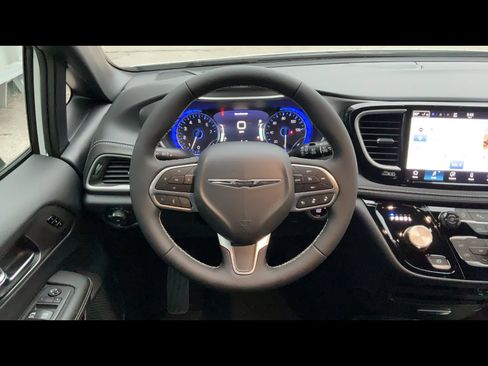New 2026 Chrysler Pacifica Select image 11
