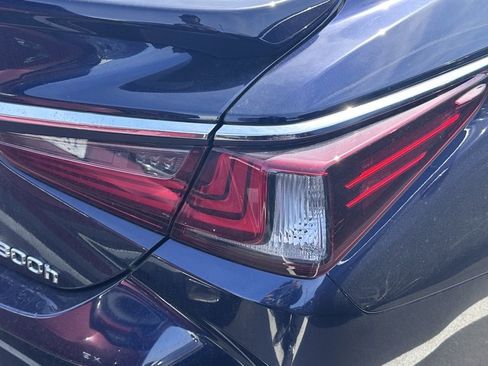 Used 2025 Lexus ES 300h w/ Premium Package image 7