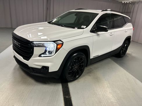 Used 2023 GMC Terrain SLT w/ Elevation Edition image 3