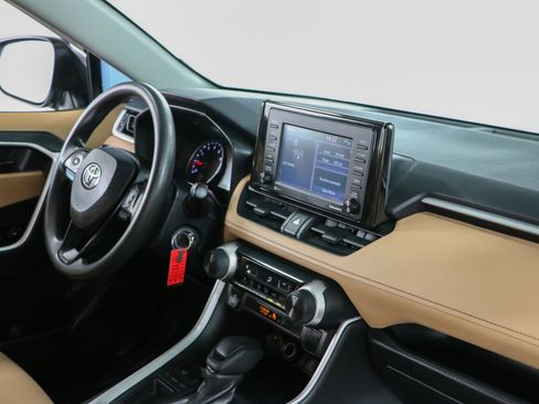 Used 2020 Toyota RAV4 LE FWD image 25