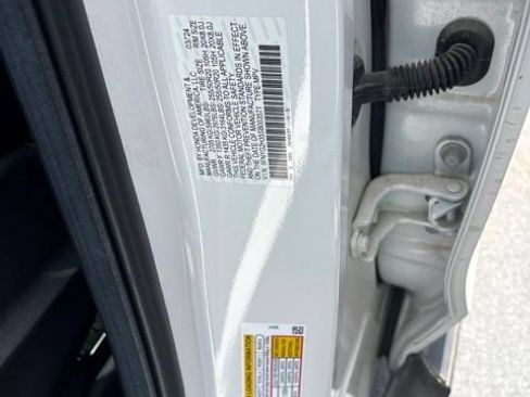 Used 2025 Honda Pilot Sport image 13