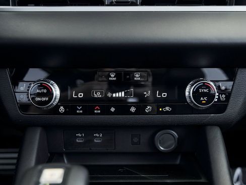 Used 2025 Mitsubishi Outlander SEL image 49