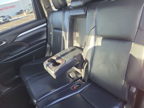 Used 2019 Toyota Highlander XLE image 12