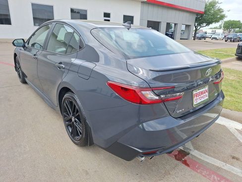 Used 2025 Toyota Camry SE image 4