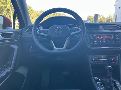 Used 2022 Volkswagen Tiguan SE image 43