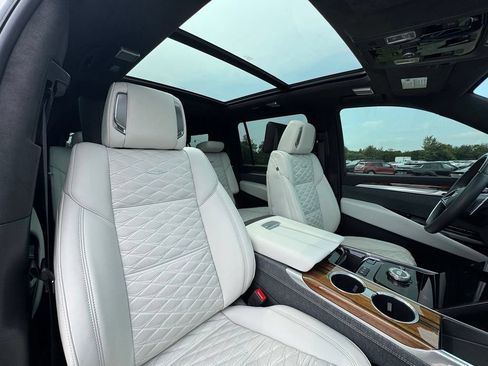 Certified 2025 Cadillac Escalade ESV Sport Platinum w/ LPO, ONYX Package AWD/4WD image 30