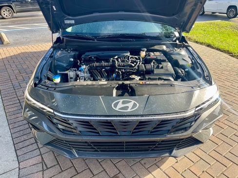 Used 2025 Hyundai Elantra SE image 16
