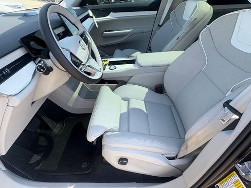 New 2025 Volvo EX90 Plus w/ Protection Package Premier image 13