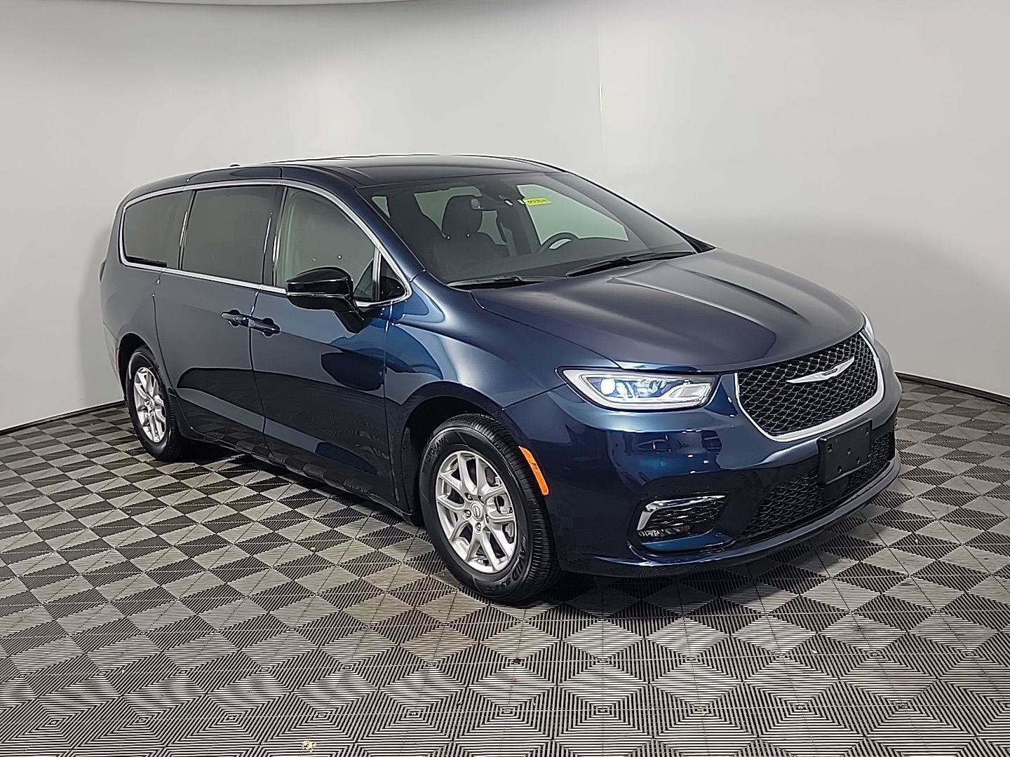 Used 2025 Chrysler Pacifica Select FWD image 1