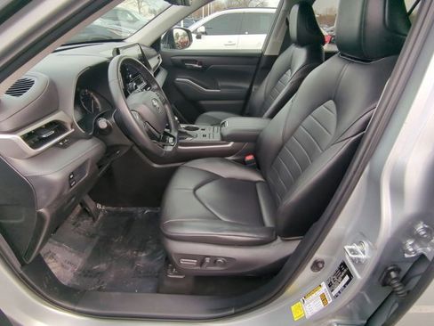 Certified 2021 Toyota Highlander XLE image 8