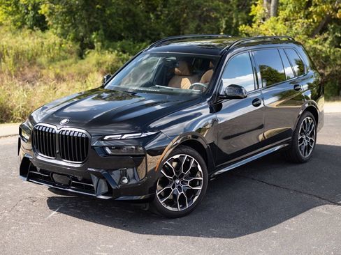 Used 2025 BMW X7 xDrive40i w/ M Sport Package AWD/4WD image 2