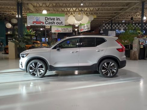 Used 2025 Volvo XC40 B5 Plus image 12