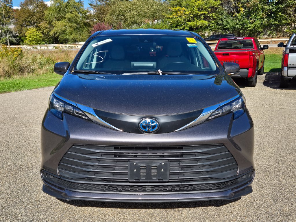 Used 2024 Toyota Sienna LE AWD/4WD image 9