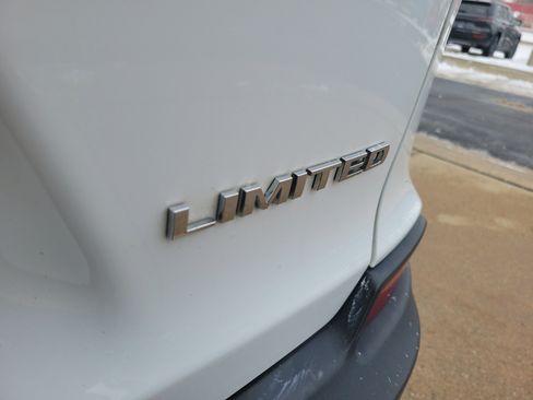 Used 2019 Jeep Cherokee Limited w/ Technology Group image 24