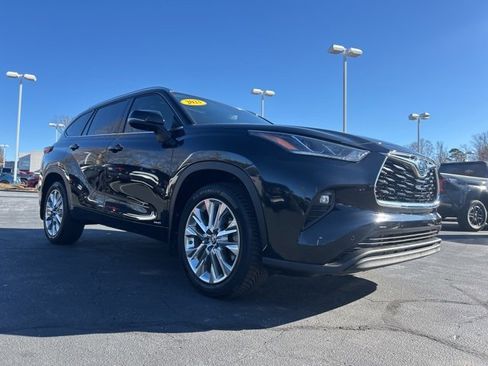 Used 2023 Toyota Highlander Limited image 3