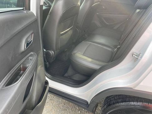 Used 2017 Chevrolet Trax LT w/ LT Convenience Package FWD image 11
