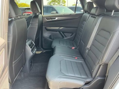 Certified 2024 Volkswagen Atlas Cross Sport SEL R-Line AWD/4WD image 17