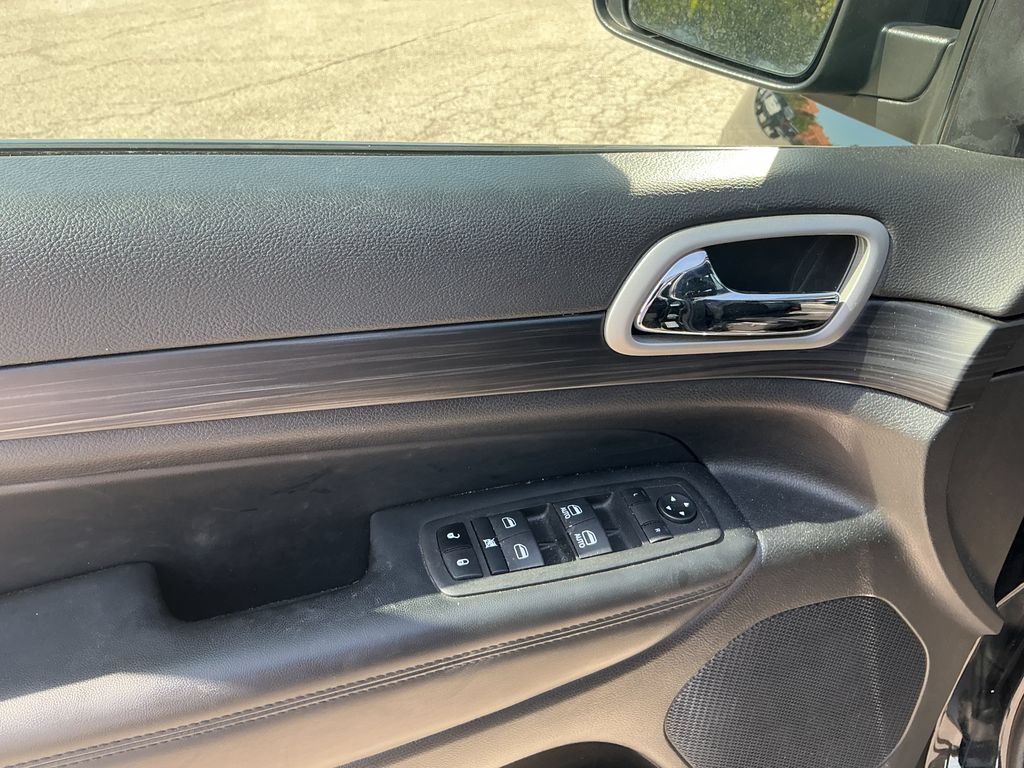 Used 2022 Jeep Grand Cherokee Laredo X AWD/4WD image 12