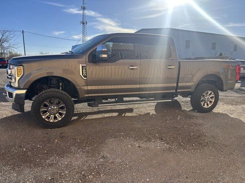 Used 2018 Ford F250 Lariat w/ Chrome Package image 4