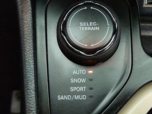 Used 2017 Jeep Cherokee Latitude w/ True North Edition AWD/4WD image 18