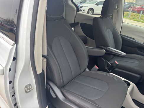 Used 2023 Chrysler Voyager LX image 39