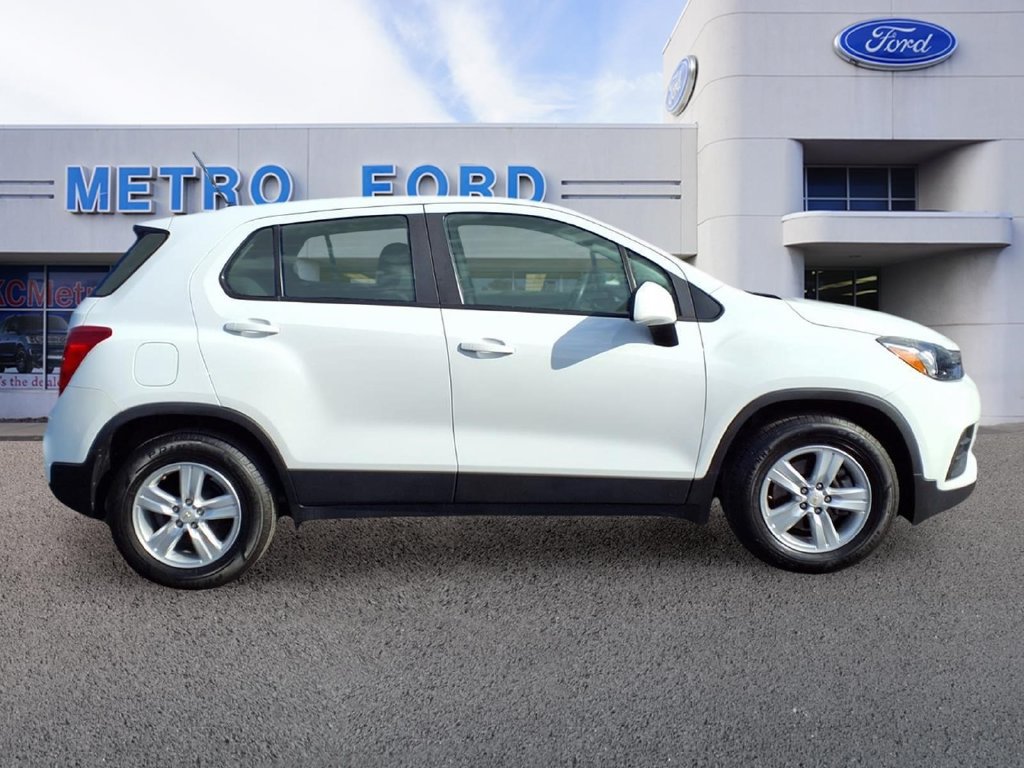 Used 2020 Chevrolet Trax LS FWD image 2