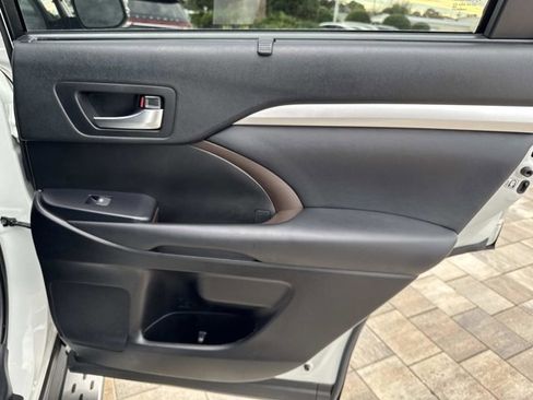 Used 2019 Toyota Highlander XLE image 22