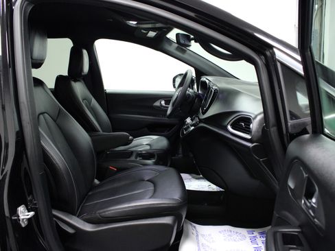 Used 2025 Chrysler Pacifica Select image 17