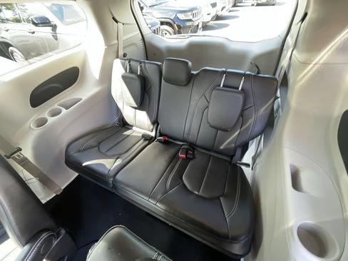 Used 2024 Chrysler Pacifica Touring-L FWD image 38