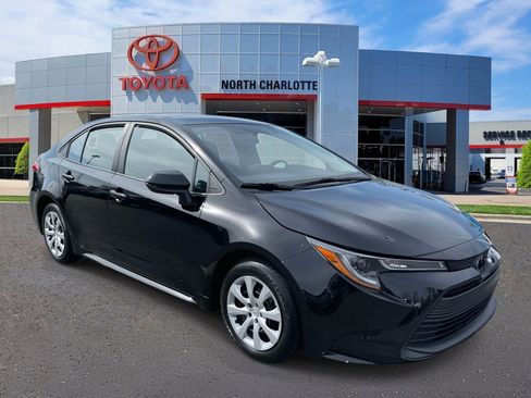 Used 2023 Toyota Corolla LE image 2