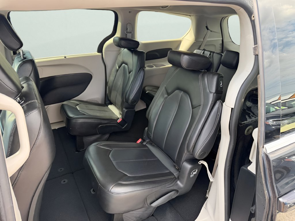 Used 2023 Chrysler Pacifica Touring-L FWD image 8