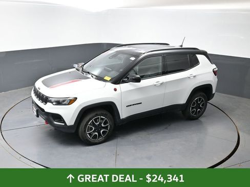 Used 2025 Jeep Compass Trailhawk AWD/4WD image 46