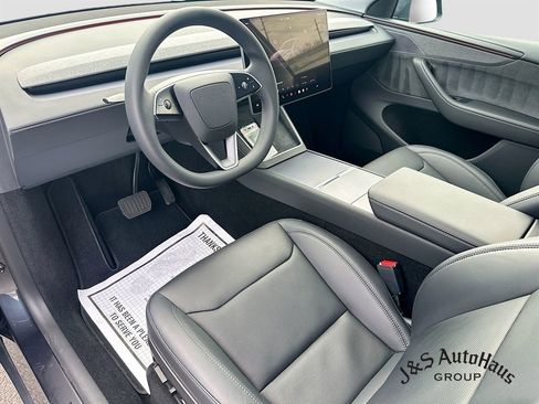 Used 2026 Tesla Model Y Long Range image 9